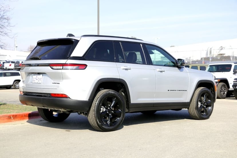 2025 Jeep Grand Cherokee - Image 2