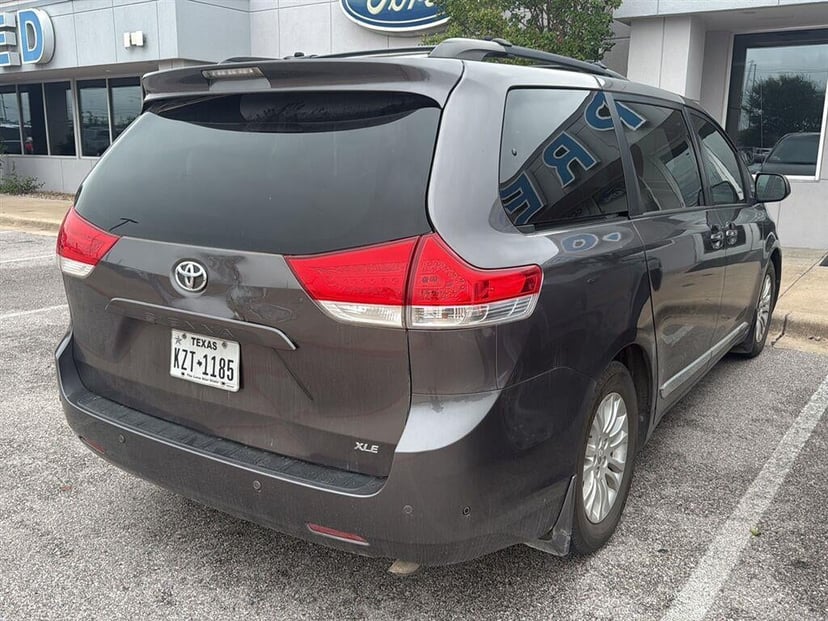 2013 Toyota Sienna - Image 3