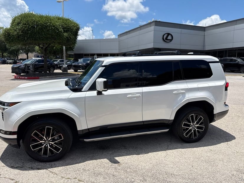 2024 Lexus GX - Image 2