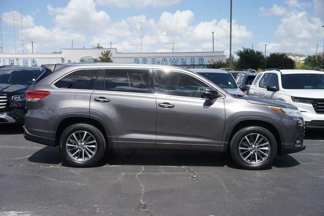 2017 Toyota Highlander - Image 2