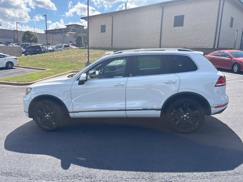 2017 Volkswagen Touareg - Image 1