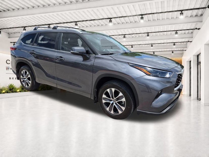 2023 Toyota Highlander - Image 1