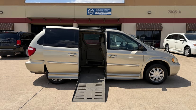 2007 Chrysler Town And Country - Image 1