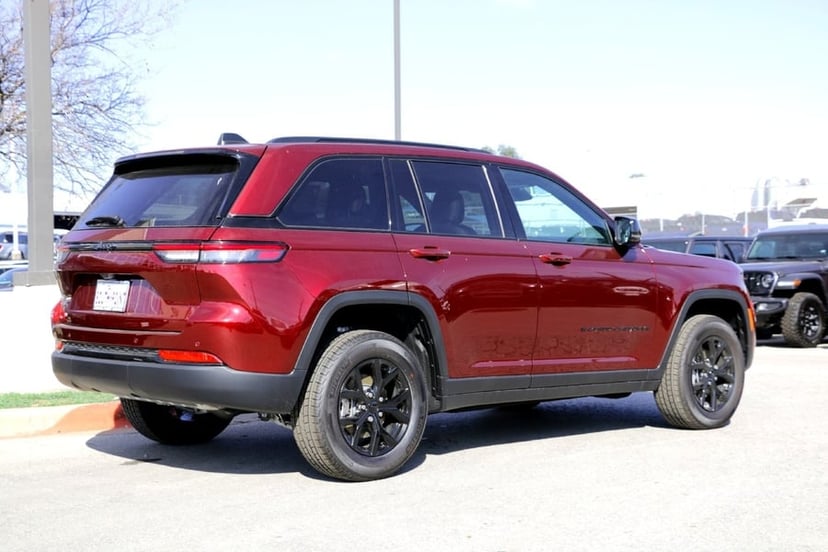 2025 Jeep Grand Cherokee - Image 3