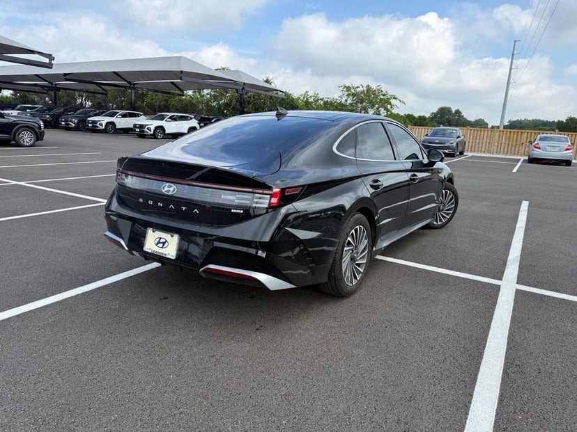 2025 Hyundai Sonata Hybrid - Image 3