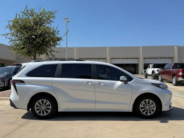 2024 Toyota Sienna - Image 3