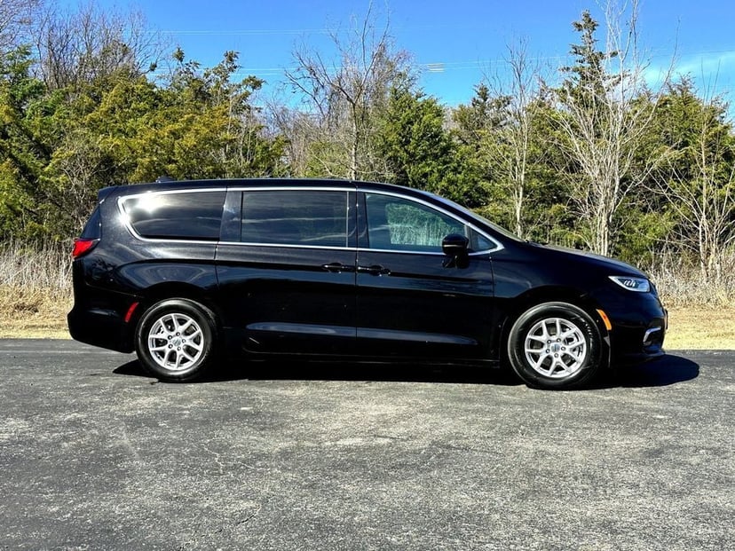 2024 Chrysler Pacifica - Image 2