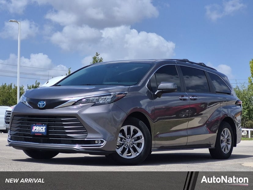 2024 Toyota Sienna - Image 1
