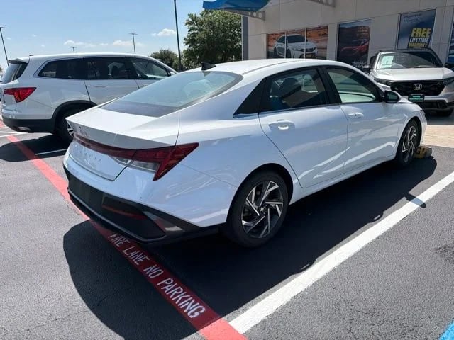 2025 Hyundai Elantra - Image 3