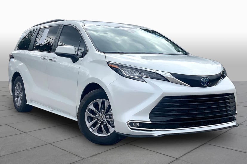 2022 Toyota Sienna - Image 1