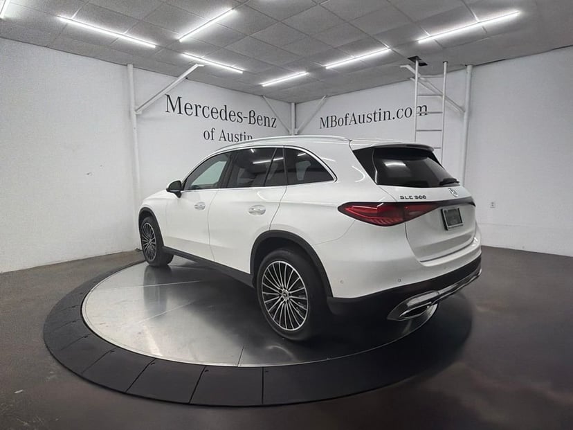 2027 Mercedes-Benz GLC - Image 3