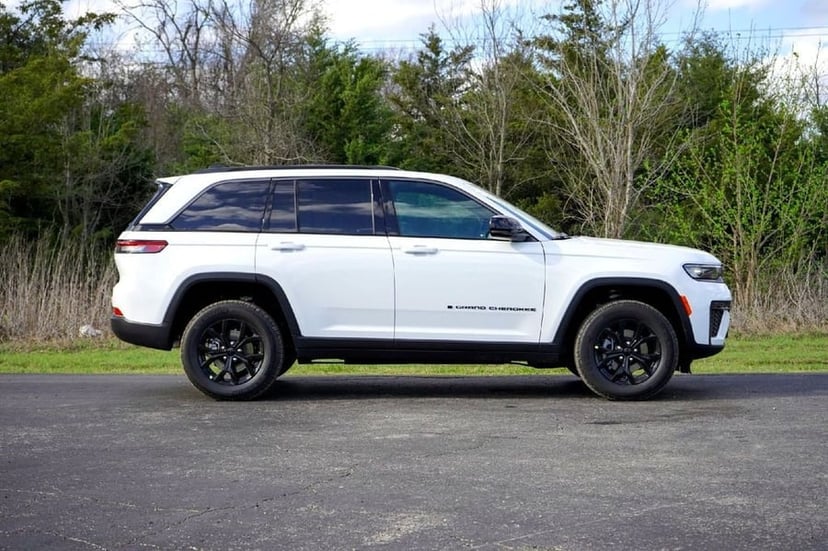 2026 Jeep Grand Cherokee - Image 2