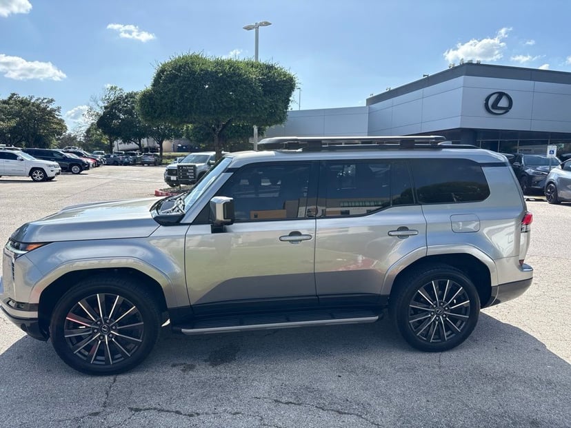 2024 Lexus GX - Image 2