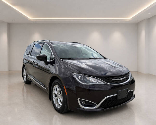 2017 Chrysler Pacifica - Image 1