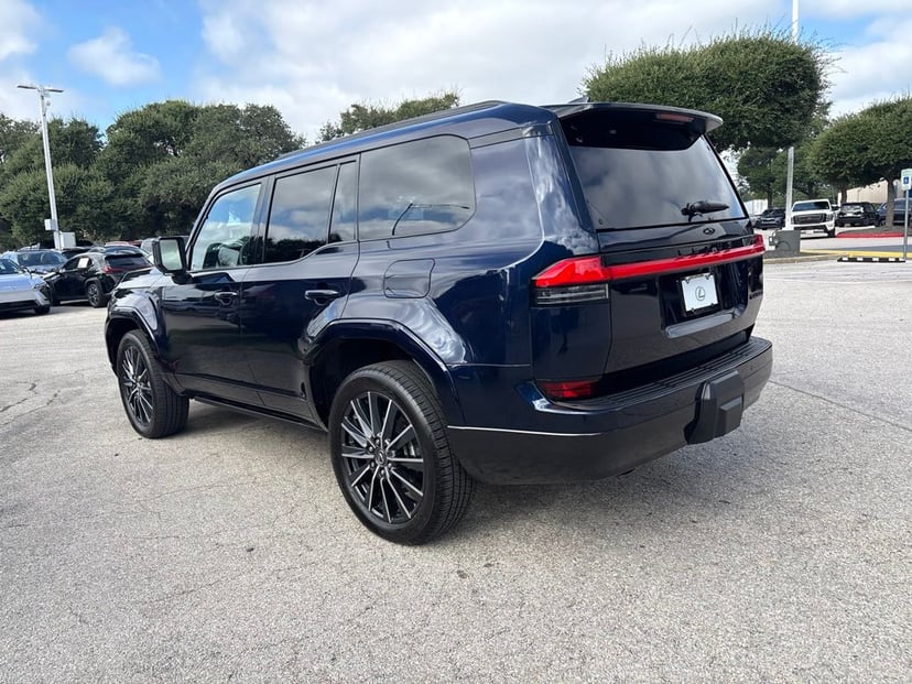 2025 Lexus GX - Image 3