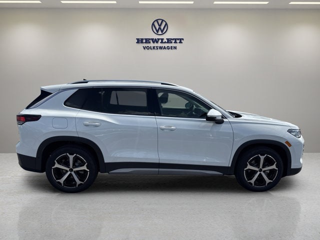 2025 Volkswagen Tiguan - Image 2