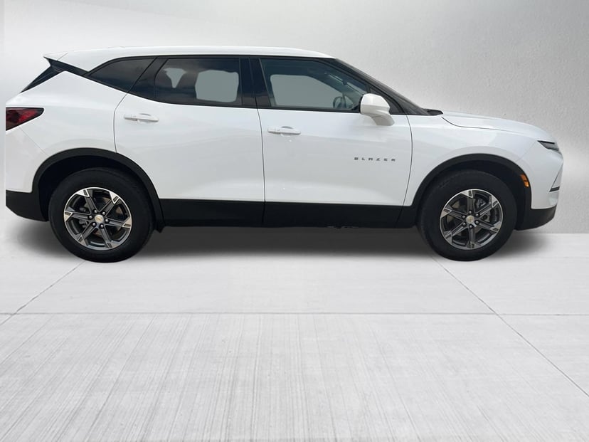 2025 Chevrolet Blazer - Image 2