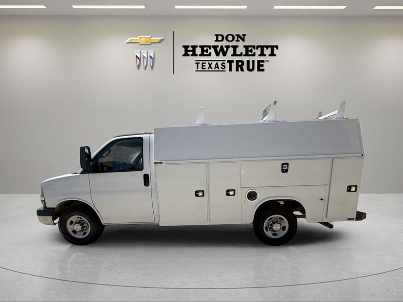 2021 Chevrolet Express Cutaway - Image 2