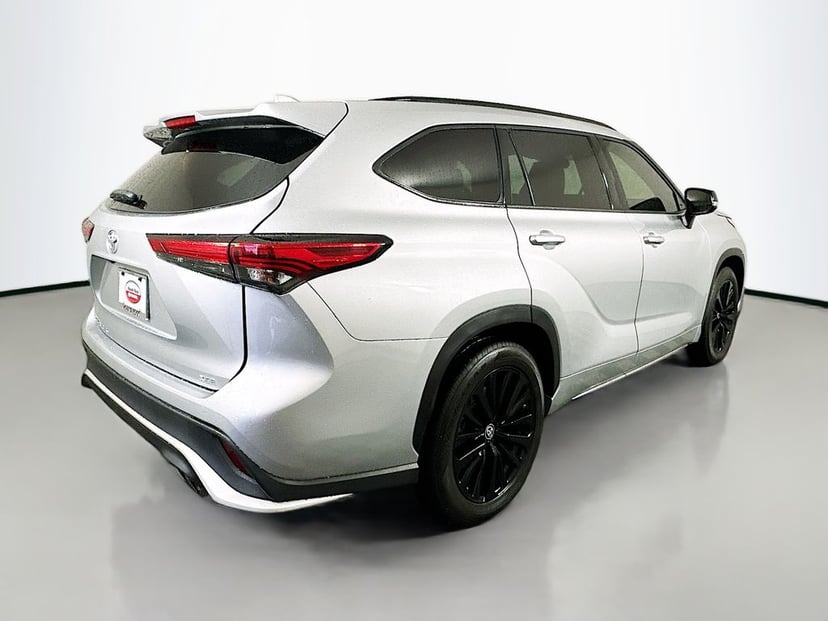 2023 Toyota Highlander - Image 3