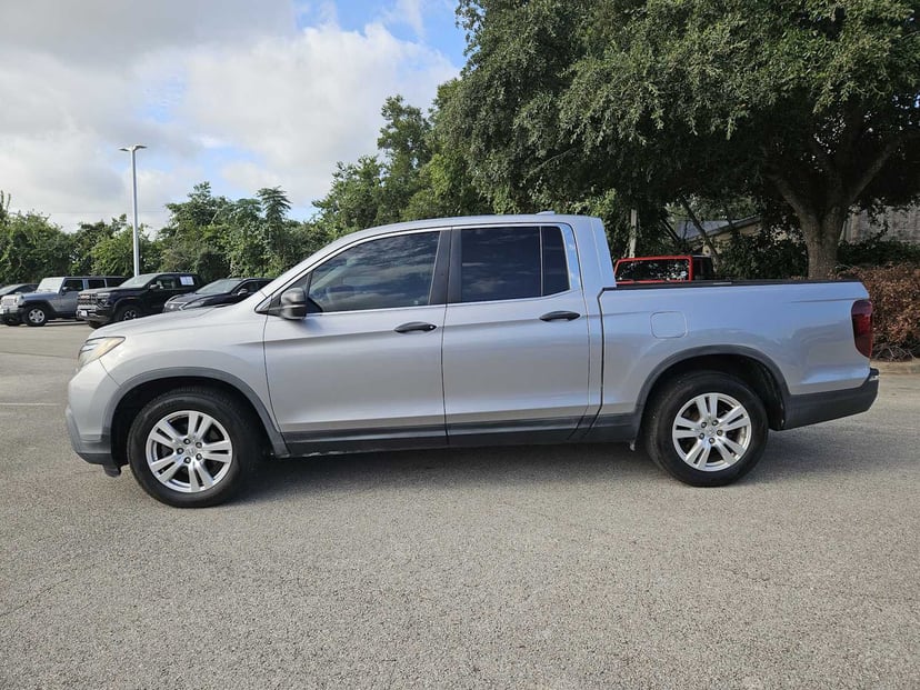 2019 Honda Ridgeline - Image 2