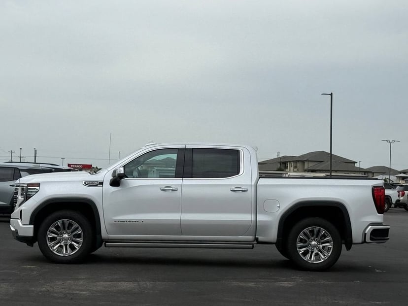 2023 GMC Sierra 1500 - Image 2