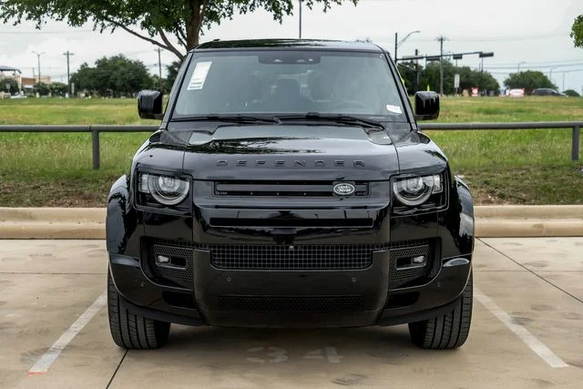 2025 Land Rover Defender - Image 2