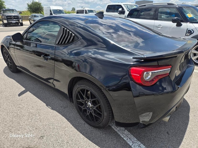 2017 Toyota 86 - Image 2