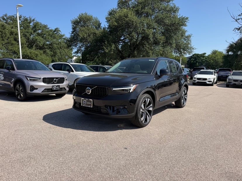 2026 Volvo XC40 - Image 1