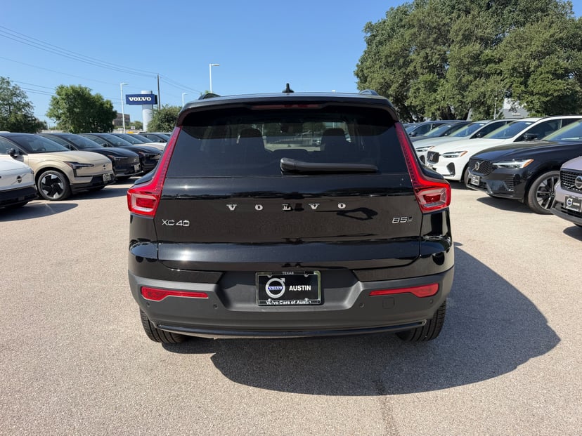 2026 Volvo XC40 - Image 3