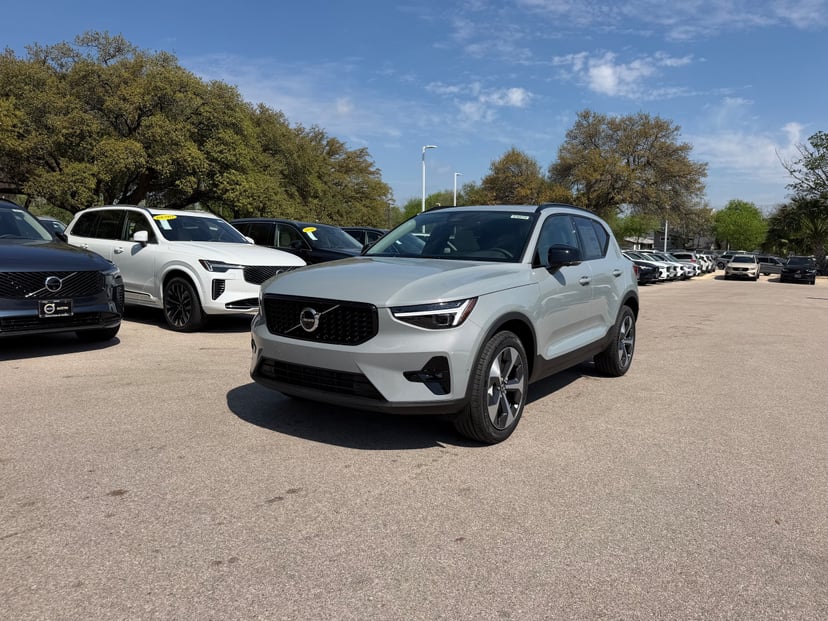 2026 Volvo XC40 - Image 1