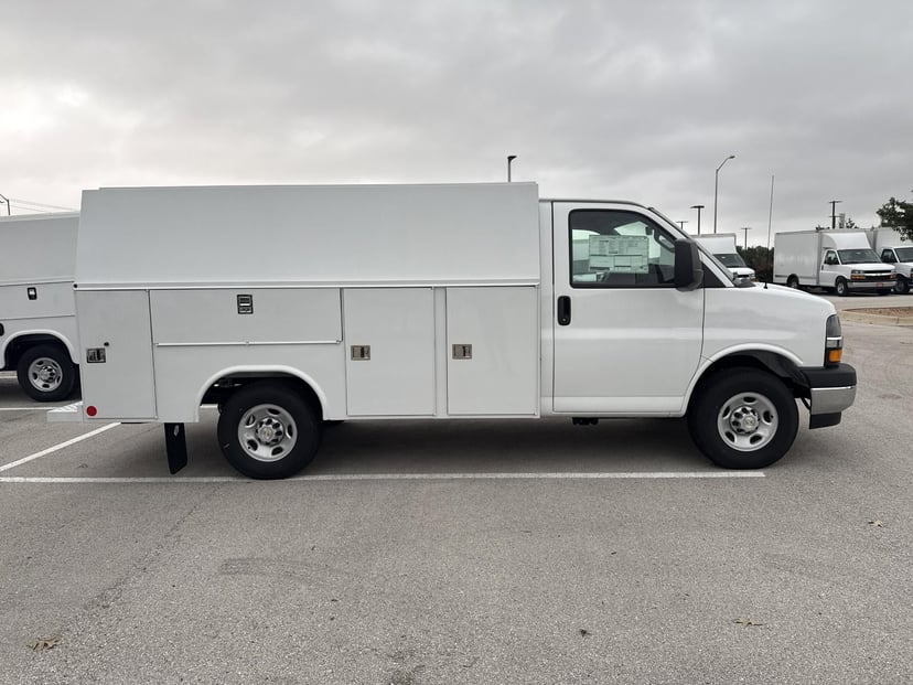 2025 Chevrolet Express Cutaway - Image 2