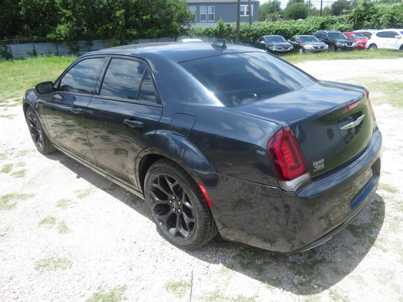 2019 Chrysler 300 - Image 2