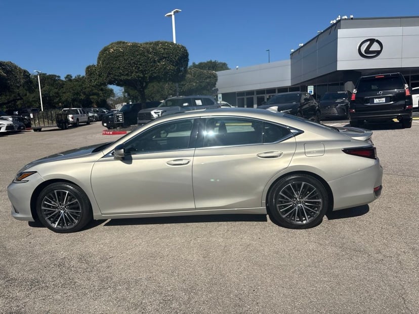 2023 Lexus ES - Image 2