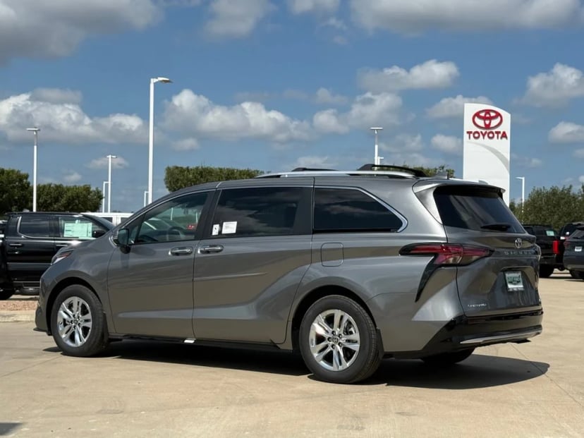 2026 Toyota Sienna - Image 2