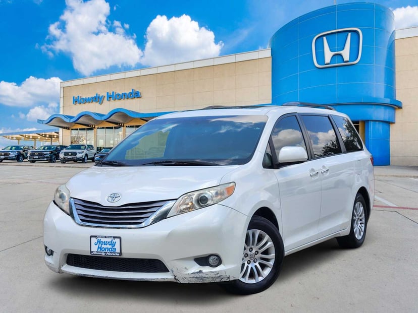 2016 Toyota Sienna - Image 1