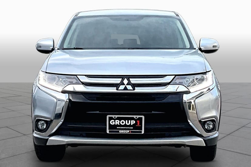2017 Mitsubishi Outlander - Image 2