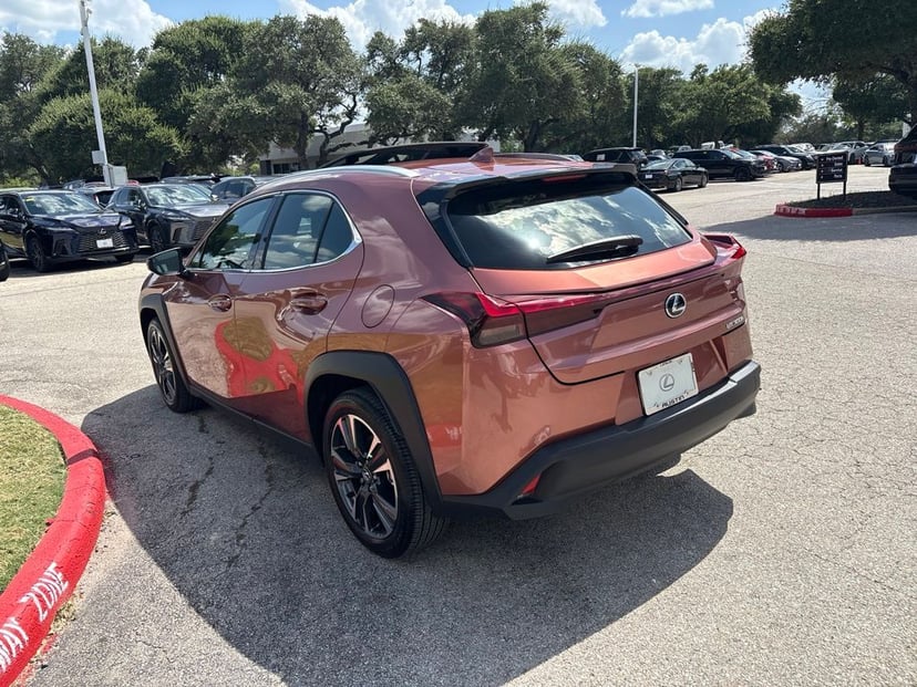 2025 Lexus UX - Image 3
