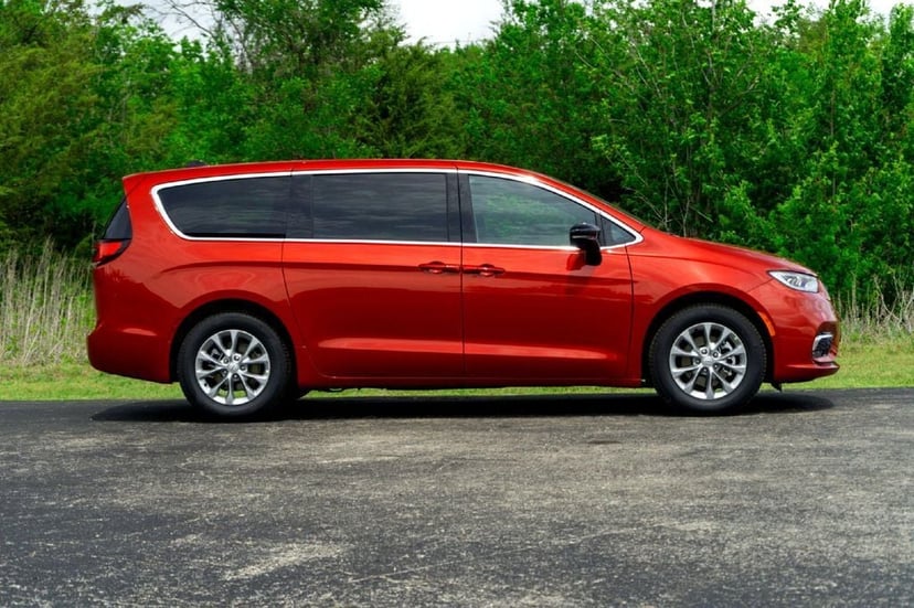 2026 Chrysler Pacifica - Image 2