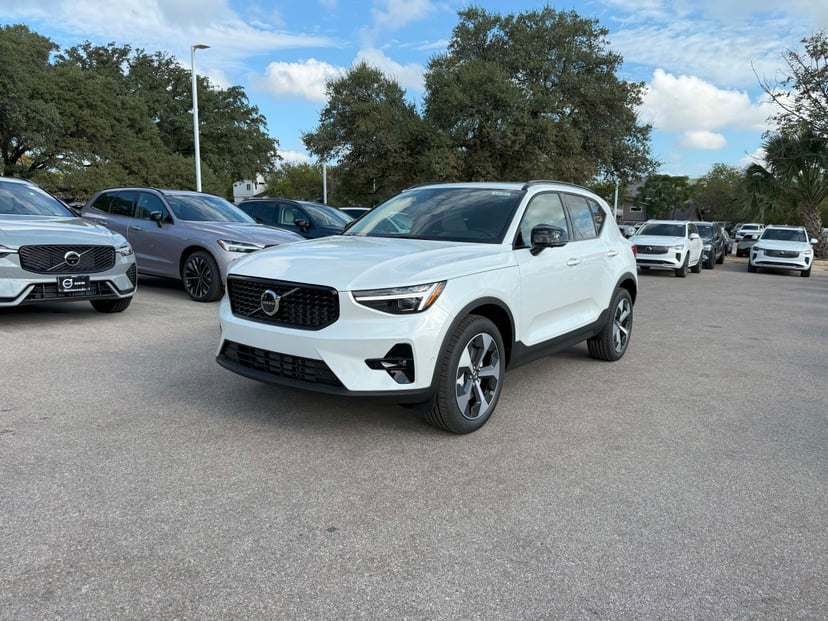2026 Volvo XC40 - Image 1
