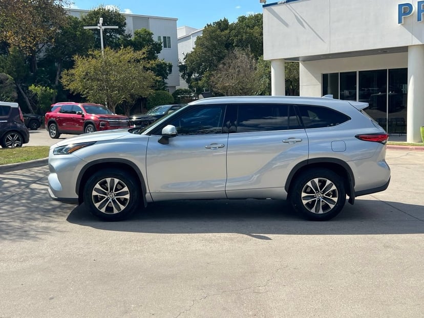 2022 Toyota Highlander - Image 2