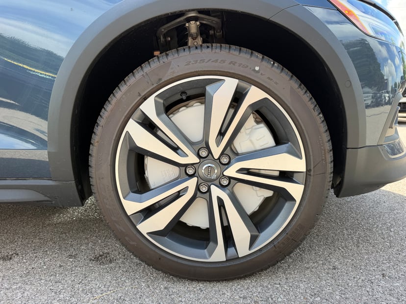 2026 Volvo V60 Cross Country - Image 2