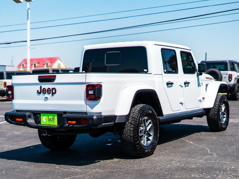 2025 Jeep Gladiator - Image 3