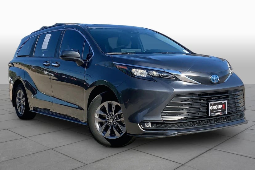 2025 Toyota Sienna - Image 1