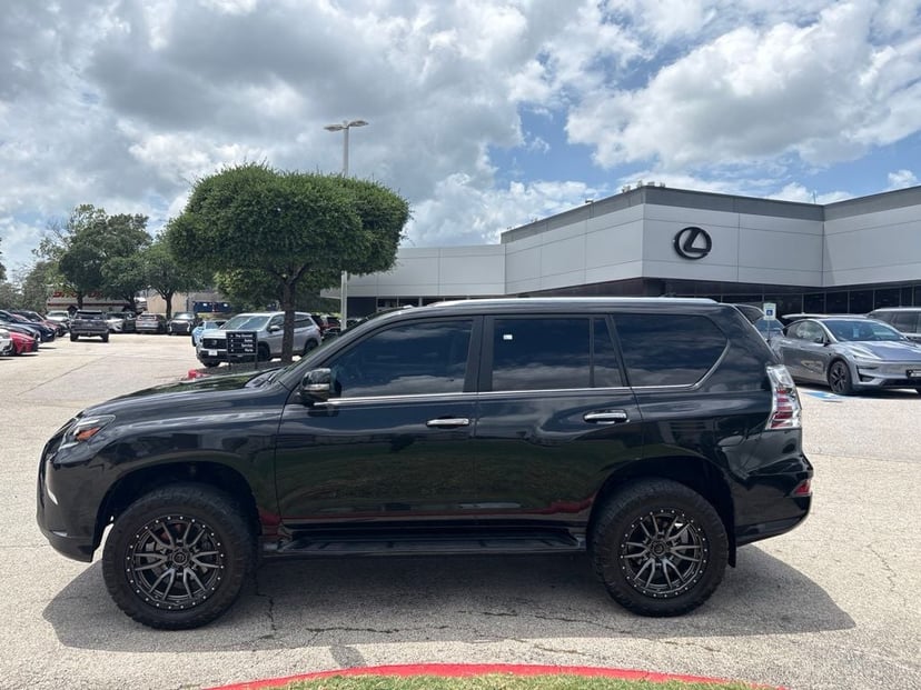 2023 Lexus GX - Image 2