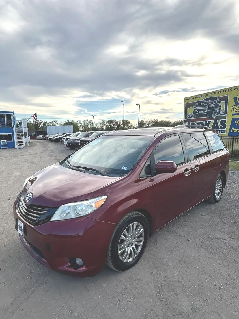 2015 Toyota Sienna - Image 1