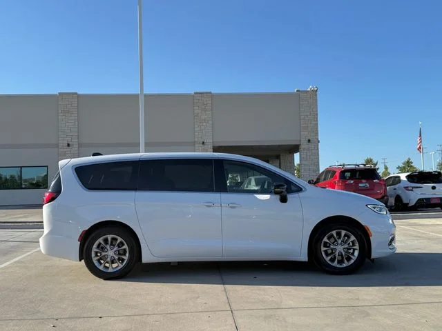 2026 Chrysler Pacifica - Image 3
