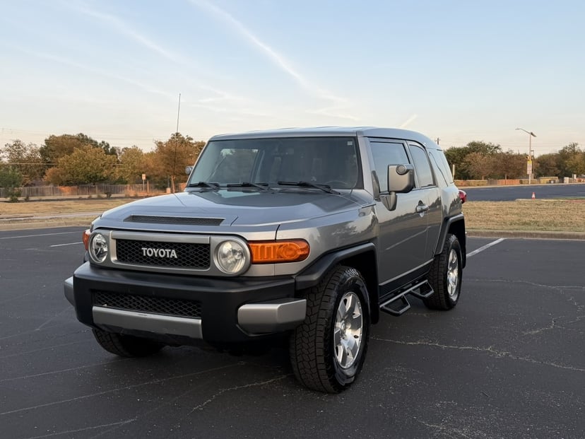 2010 Toyota FJ Cruiser - Image 1