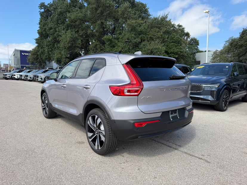 2026 Volvo XC40 - Image 3