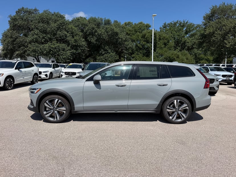 2026 Volvo V60 Cross Country - Image 2