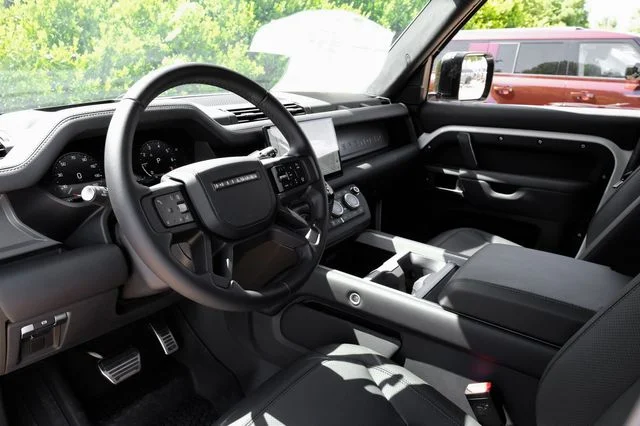 2025 Land Rover Defender - Image 3